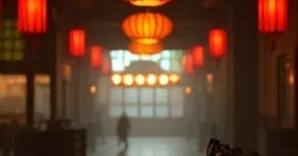 夜色影院放映厅里亮起的幕布与成排座椅