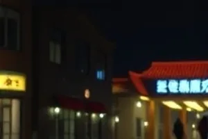 玻璃海图：手艺人在工作台上打磨半透明玻璃碎片