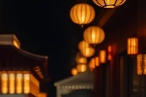 老街拐角的修鞋摊：一盏灯下摆放整齐的旧皮鞋